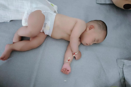 广州借卵试管代怀包男孩孕妇肚脐周围发青